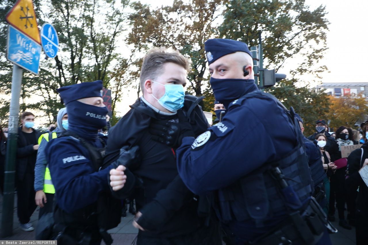 Według wielu osób, policja zachowywała się agresywnie wobec protestujących