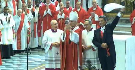 Powtórzył się cud. W kościele rozległy się brawa