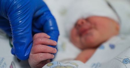 Dziewczynka urodziła się z zarodkiem w brzuchu. Lekarze przecierali oczy