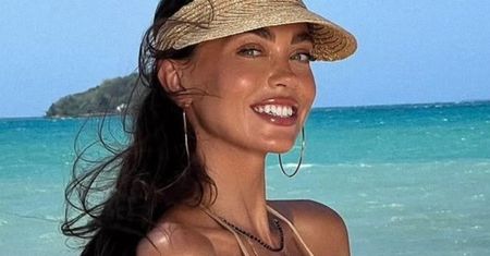 Zrezygnowała z bikini. Wyszła na plażę w takim stroju