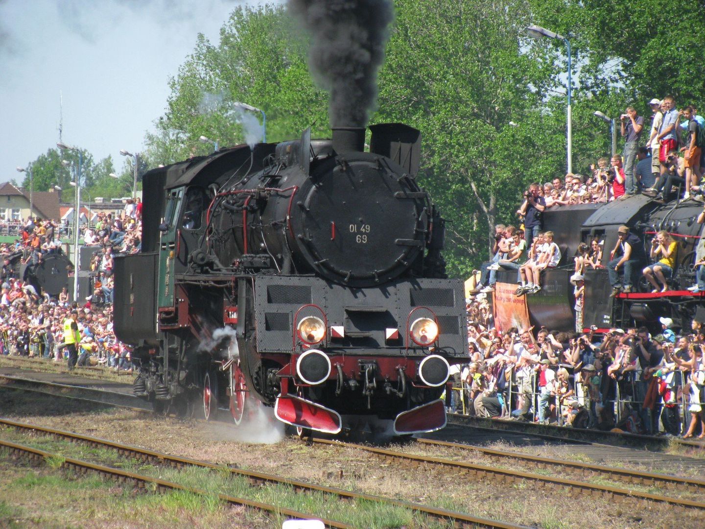 Parowozownia w Wolsztynie to miejsce szczególne i wyjątkowe. Jest ona ostatnią czynną parowozownią na świecie, która obsługuje przewozy pasażerskie trakcją parową w normalnym ruchu planowym.  Tutaj możecie zobaczyć i poczuć atmosferę sprzed wielu dekad, kiedy na stacjach kolejowych, gotowy do drogi stał gorący, buchający parą parowóz.