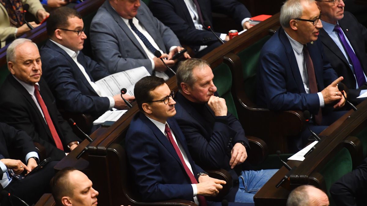 Na zdjęciu politycy PiS w ławach sejmowych, w środku premier Mateusz Morawiecki