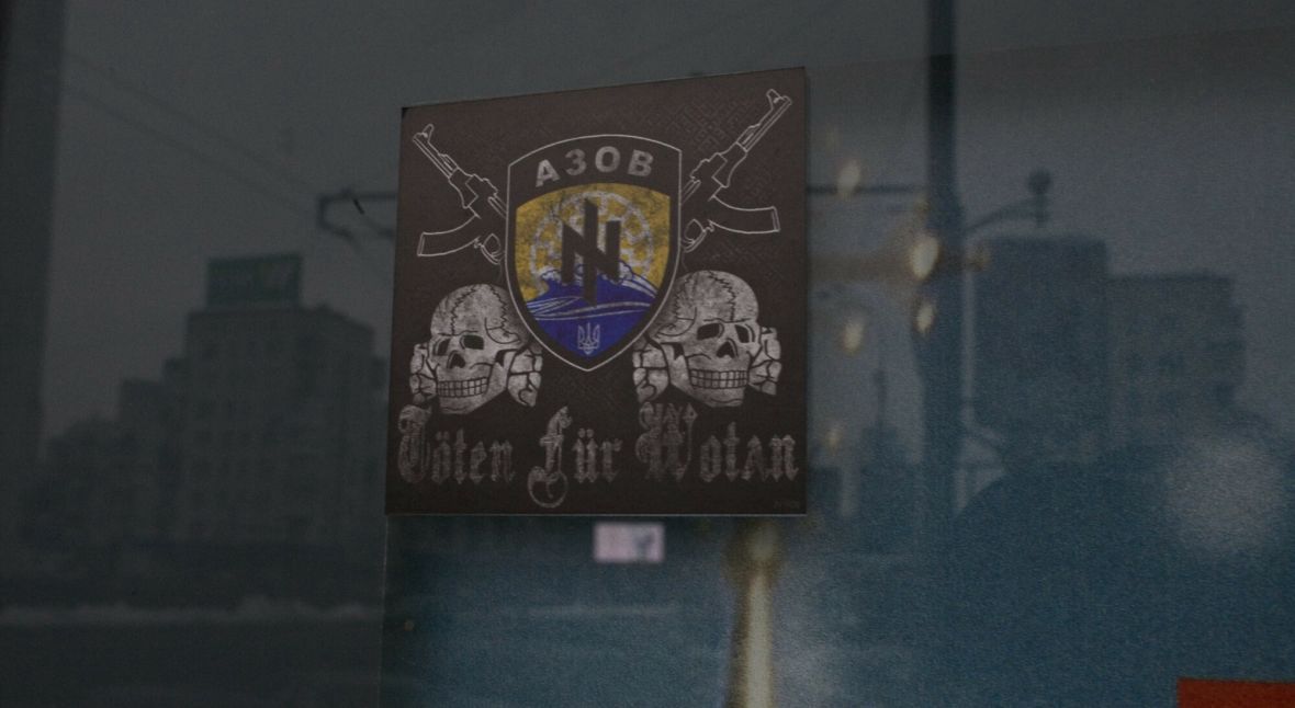 Batalion Azow znany jest z powiązań ze skrajną prawicą i używania symboliki nazistowskiej,  choć sam odcina się od tej ideologii 