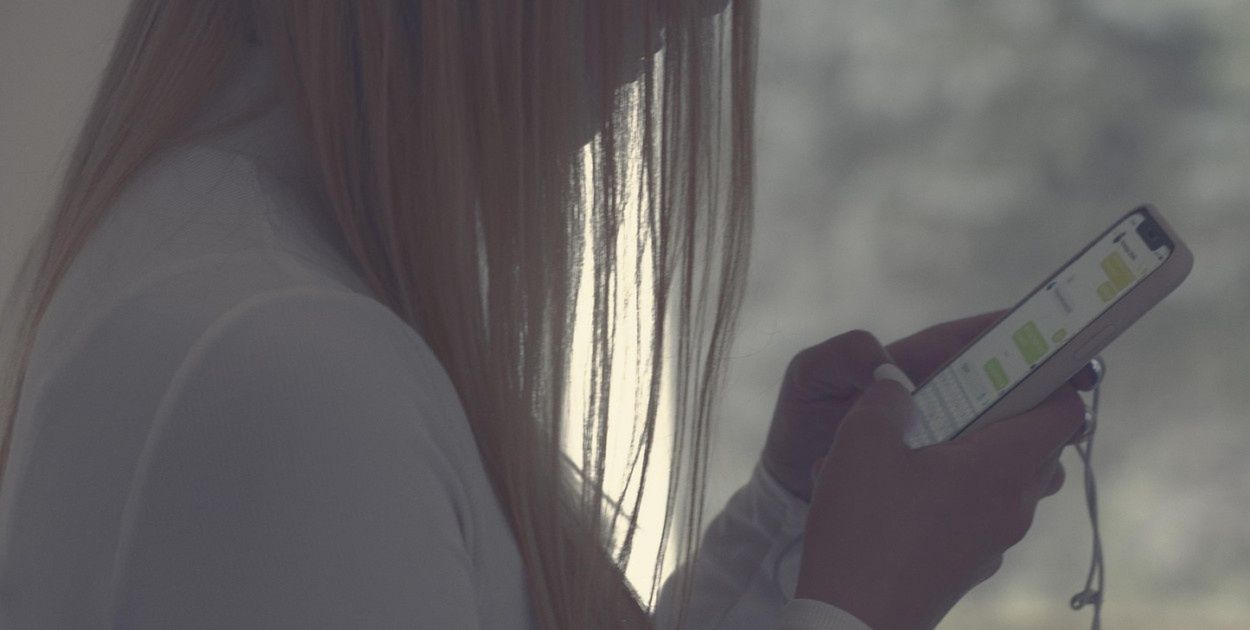 Odgórny zakaz telefonów w szkołach? MEN zdradza plany zmian