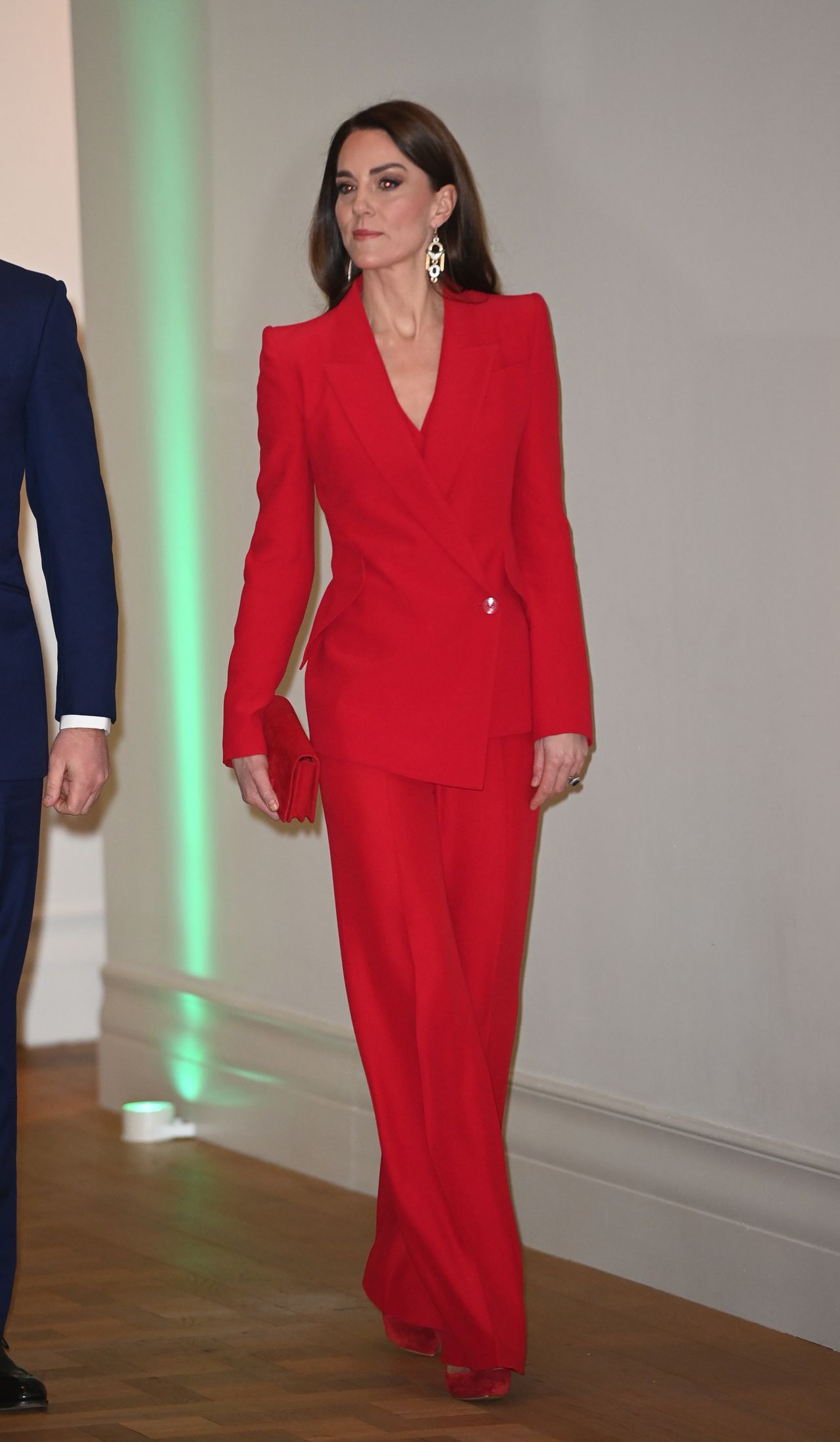 Księżna Kate postawiła na czerwony garnitur 