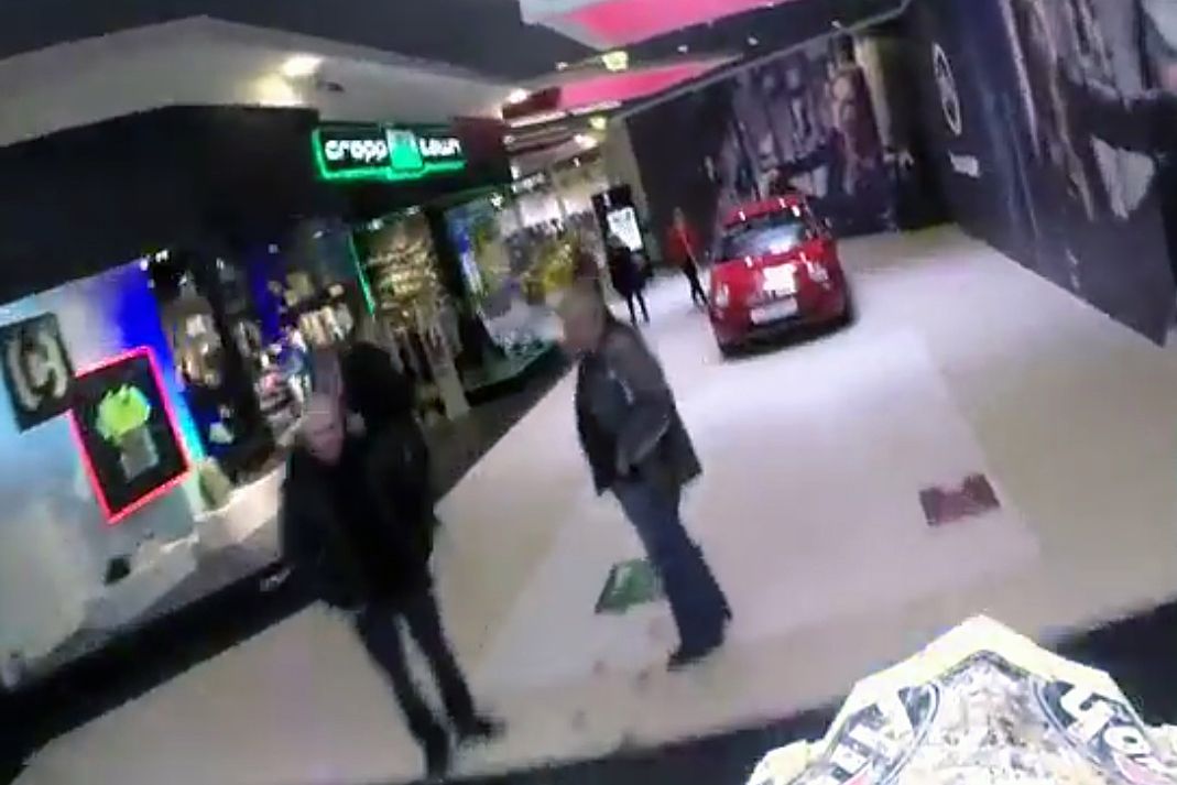 Wariat na motocyklu przejeżdża przez galerię handlową w Tarnowie [wideo]