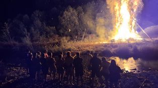Wawrzyńcowe Hudy w Rycerce Dolnej znów rozświetliły Beskidy. Słup ognia do nieba i góralska noc