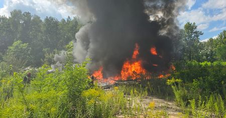 Pożar na składowisku. Słup dymu nad miastem