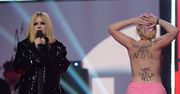 Półnaga aktywistka wtargnęła na scenę podczas wystąpienia Avril Lavigne. Ostra reakcja piosenkarki: "WYP*ERDALAJ, SU*O!"