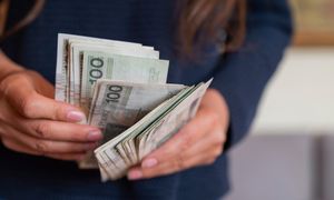 Polacy uważają się za klasę średnią. Ich zarobki mówią co innego