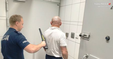Policyjny nalot w Dąbrowie Górniczej. Przeszukali lodówkę