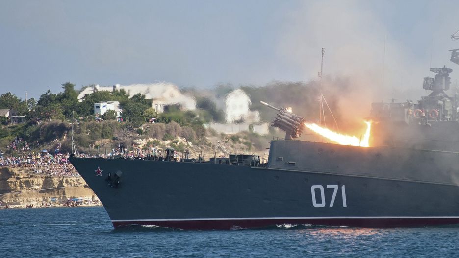 Crisis in Ukraine.
epa04332524 A Russian naval ship launches a missile during the Naval parade in Sevastopol, Crimea, Ukraine, 27 July 2014. The Russian Black sea fleet is based in the city of Sevastopol in the annexed by Russia, Ukrainian peninsula of Crimea.an peninsula of Crimea.  EPA/ANTON PEDKO 
Dostawca: PAP/EPA.
ANTON PEDKO