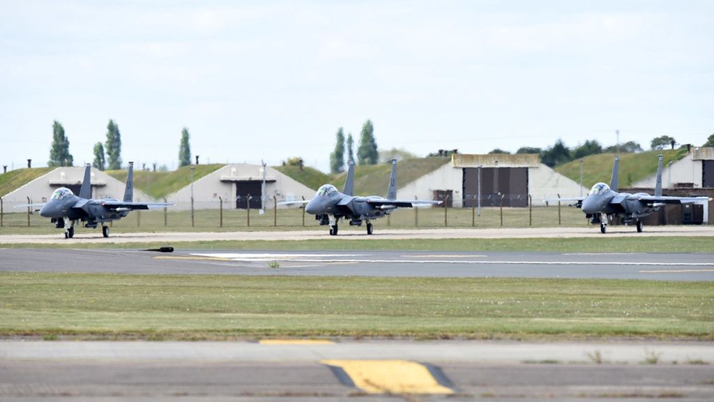 Myśliwce F-15E na płycie postojowej bazy Lakenheath