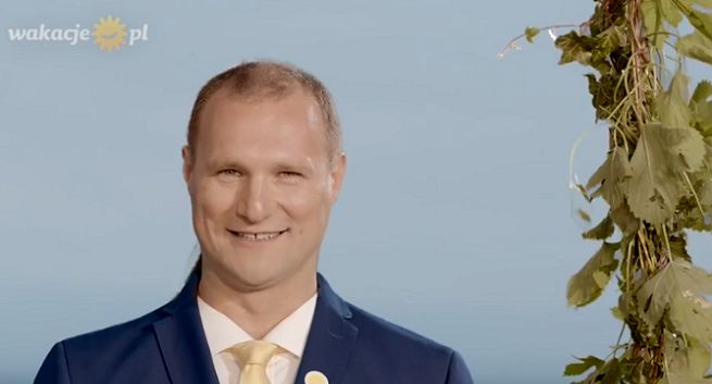 Kabareciarz Wojciech Tremiszewski reklamuje rankingi wycieczek na Wakacje.pl (wideo)
