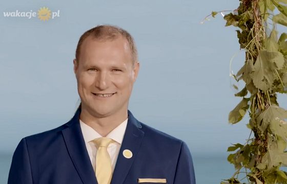 Kabareciarz Wojciech Tremiszewski reklamuje rankingi wycieczek na Wakacje.pl (wideo)