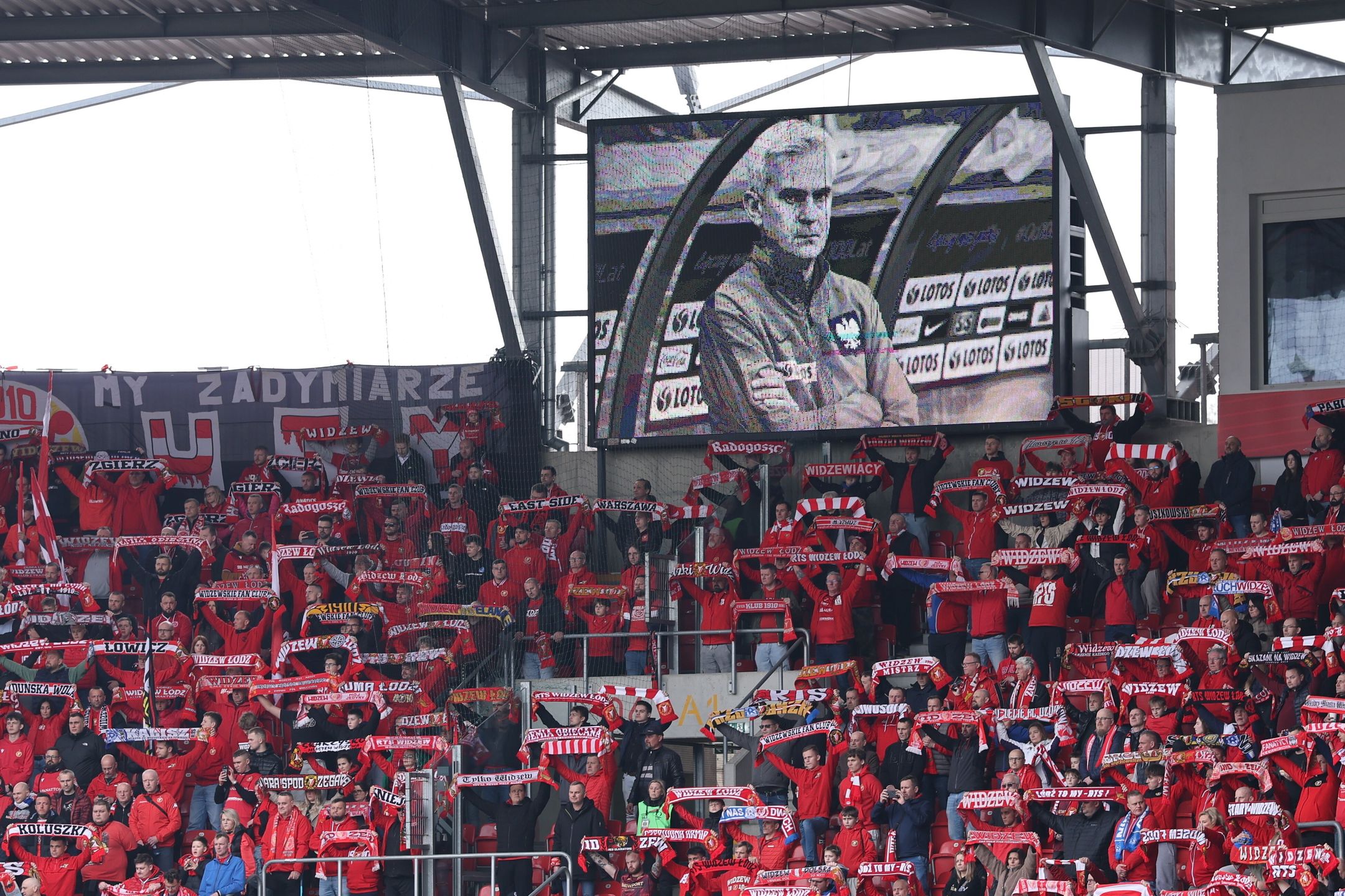 Łódź, 11.04.2026. Zawodnicy i kibice Widzewa Łódź minutą ciszy uczcili zmarłego wczoraj Jacka Magierę, drugiego trenera reprezentacji Polski przed meczem 28. kolejki piłkarskiej Ekstraklasy z Bruk-Bet Termaliką Nieciecza, 11 bm. (js) PAP/Marian Zubrzycki