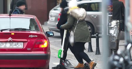 Hulajnoga jak pieszy. Kierowcom grożą mandaty i zatrzymania praw jazdy