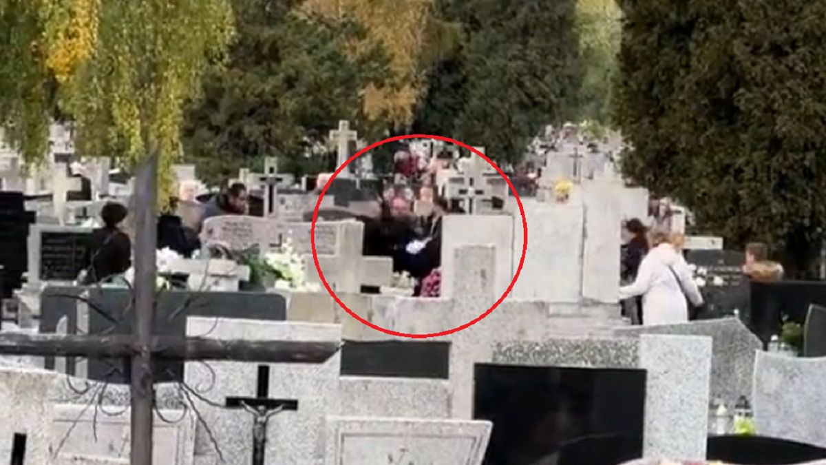 Bójka na cmentarzu.