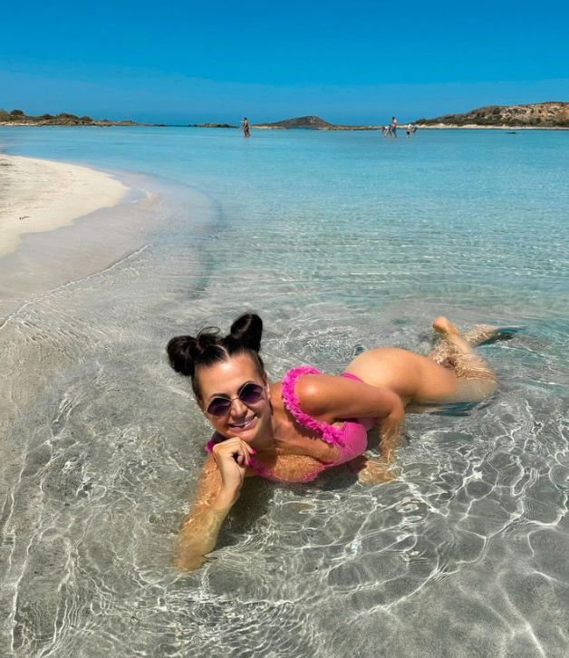 Maja Rutowski pręży się na plaży