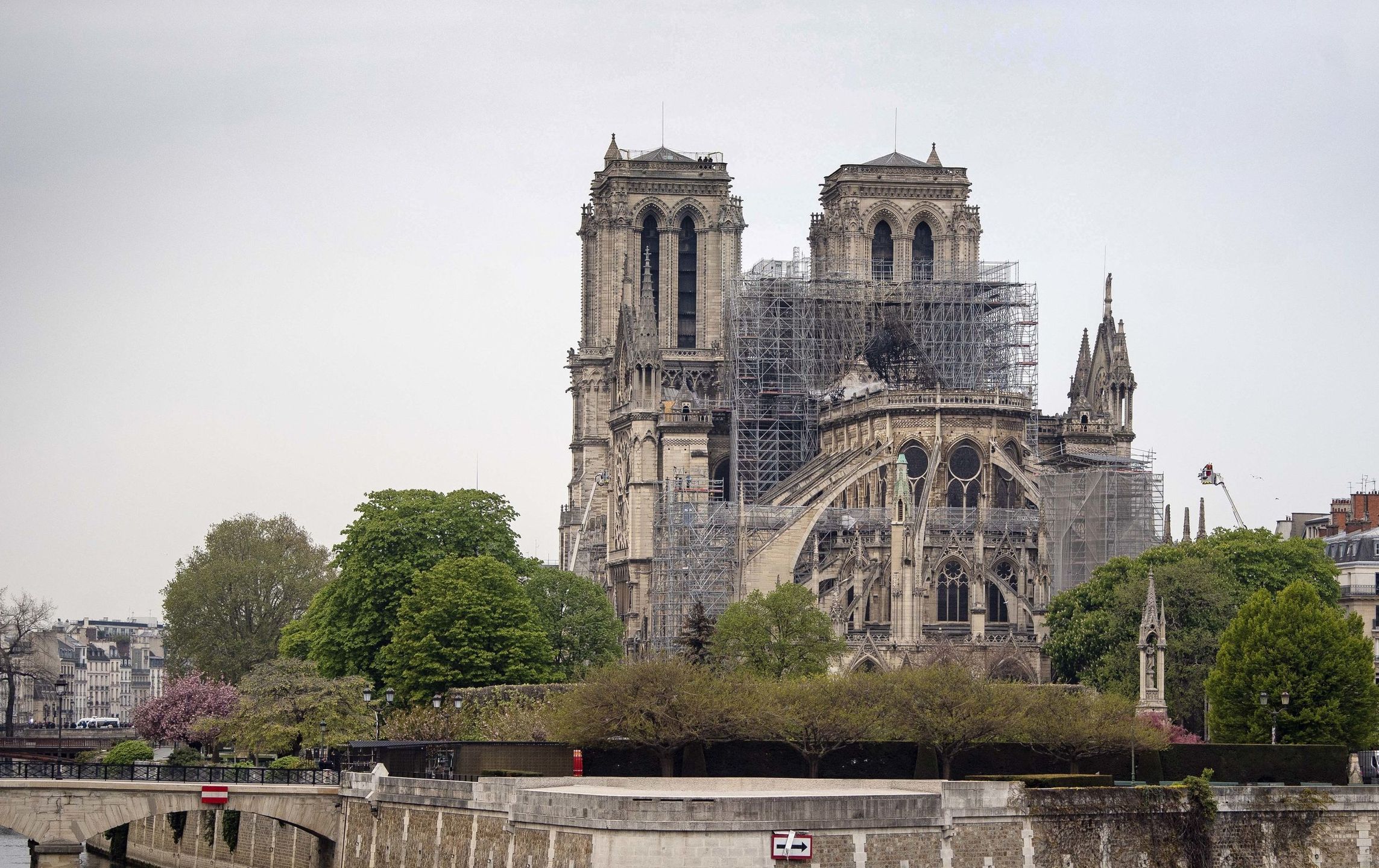 Katedra Notre Dame. Zdjęcia przed i po pożarze 7