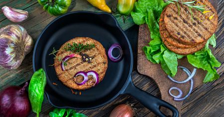 Koniec z wegańskim stekiem. Ale burger zostanie