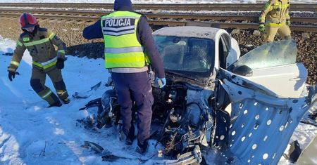 Za nic miał światła i rogatki. Samochód wbił się w bok pociągu