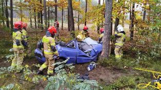 Nowa Sól: Jak 19-letni kierowca to przeżył, volkswagen zgięty na drzewie