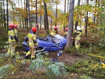 Nowa Sól: Jak 19-letni kierowca to przeżył, volkswagen zgięty na drzewie