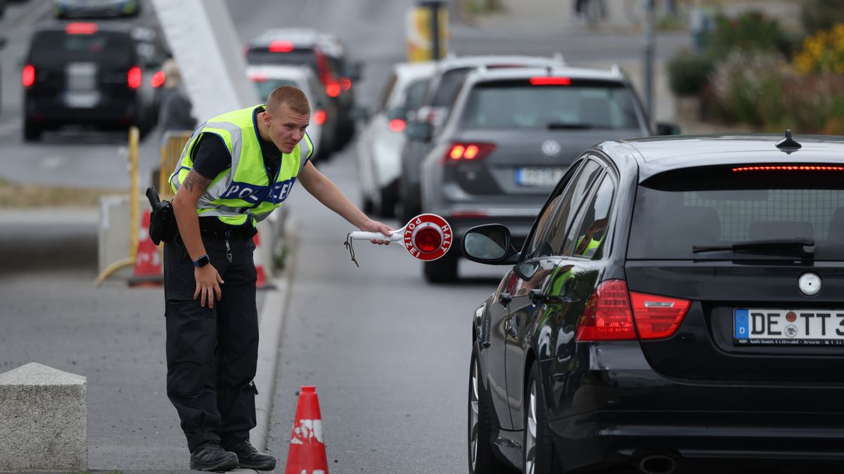 FRANKFURT AN DER ODER, GERMANY - JULY 07: A German border police member monitors vehicles arriving from Poland on the same day that Polish border police began controls of their own on July 07, 2025 in Frankfurt an der Oder, Germany. Poland is launching controls at its busiest border crossings to Germany in what the government claims is an effort to prevent undocumented migrants who have been turned away by German authorities from returning to Poland. Germany has stepped up its own controls at all border crossings in an effort to stem illegal immigration. (Photo by Sean Gallup/Getty Images)