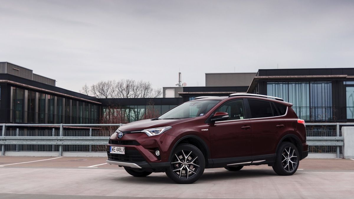 Toyota RAV4 czwartej generacji poprawiła opinię po modelu, który sporo stracił przez diesle