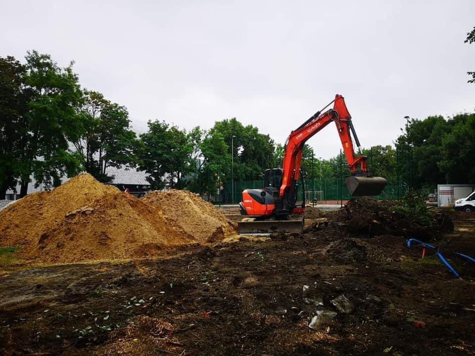 Wrocław. Nowy skatepark i boisko do siatkówki powstaną przy ul. Ślężnej. Ruszyła budowa