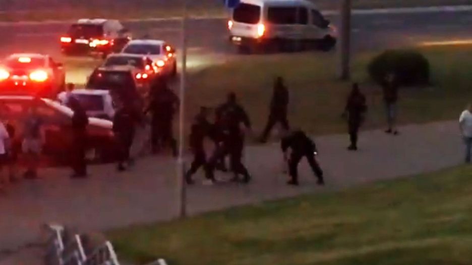 Napięta sytuacja na Białorusi. Starcia z milicją i powyborcze protesty