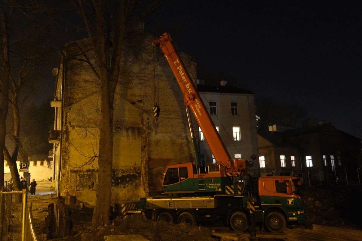 Prace budowlane na działce sąsiadującej z zabytkową kamienicą przy ul. Farbiarskiej 2 w Lublinie