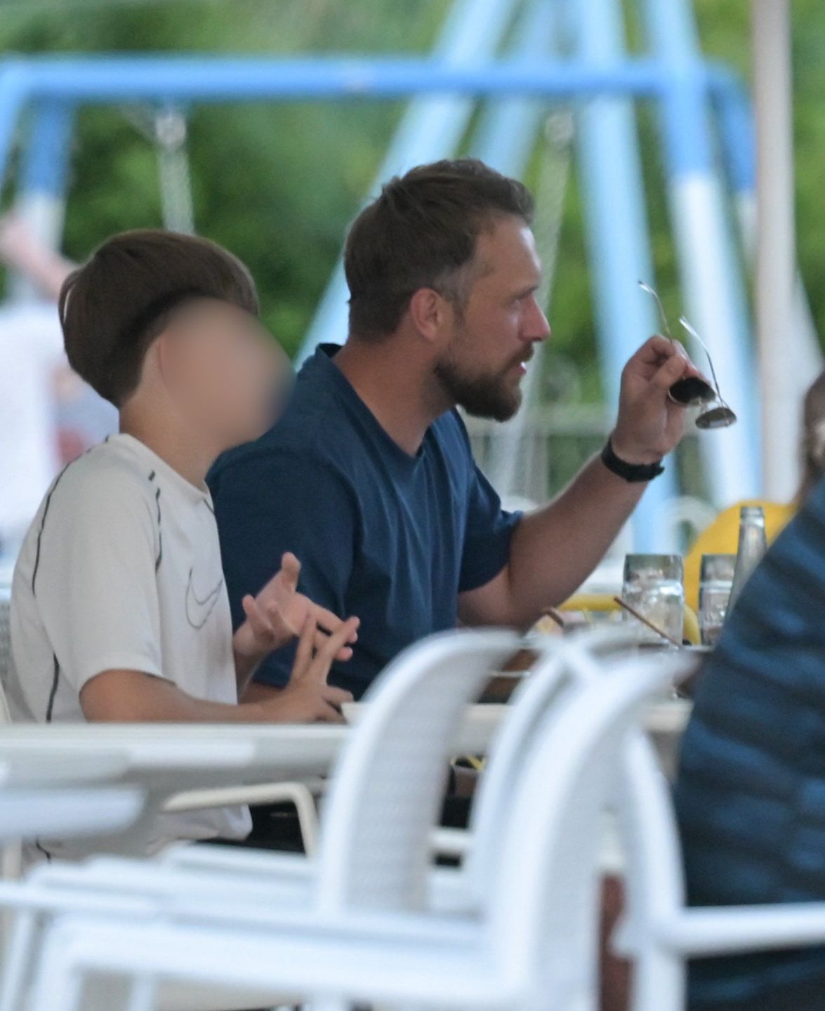 Dorota Gardias z partnerem i dziećmi w restauracji