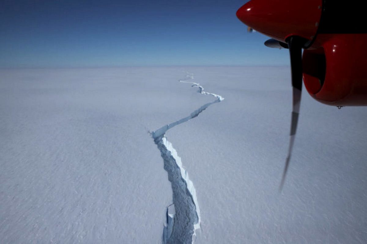 Góra lodowa oderwała się od lodowca szelfowego w pobliżu stacji Halley VI na Antarktydzie