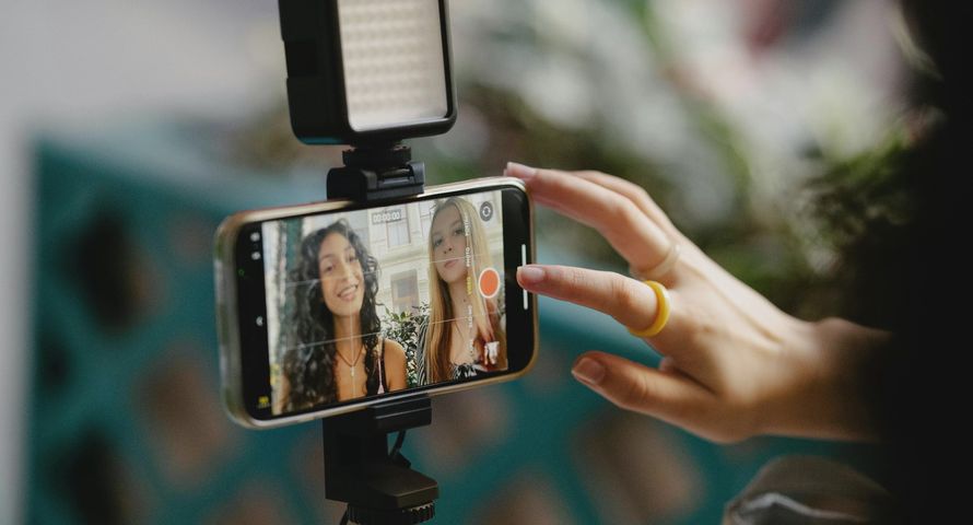 TikTok na wakacje. Radzimy jak skorzystać z trendów