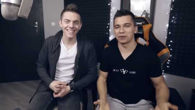 Internauci przypomnieli występ Friza z udziałem DeeJayPallaside'a. Robili konkurs na "najlepszego NUDESA". Wiśniewski już zareagował (WIDEO)