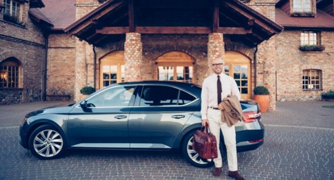 „Podróż w dobrym stylu” blogera Mr Vintage reklamuje Škodę Superb (wideo)