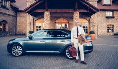 „Podróż w dobrym stylu” blogera Mr Vintage reklamuje Škodę Superb (wideo)