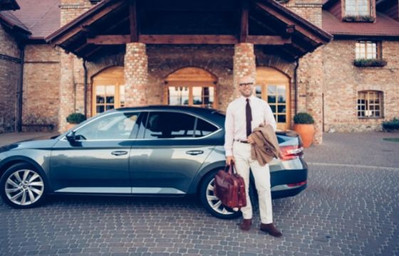 „Podróż w dobrym stylu” blogera Mr Vintage reklamuje Škodę Superb (wideo)
