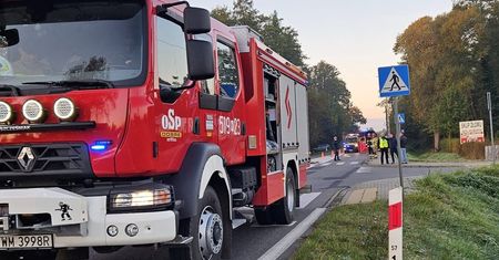 14-latek szedł do szkoły. Uderzyły w niego dwa samochody