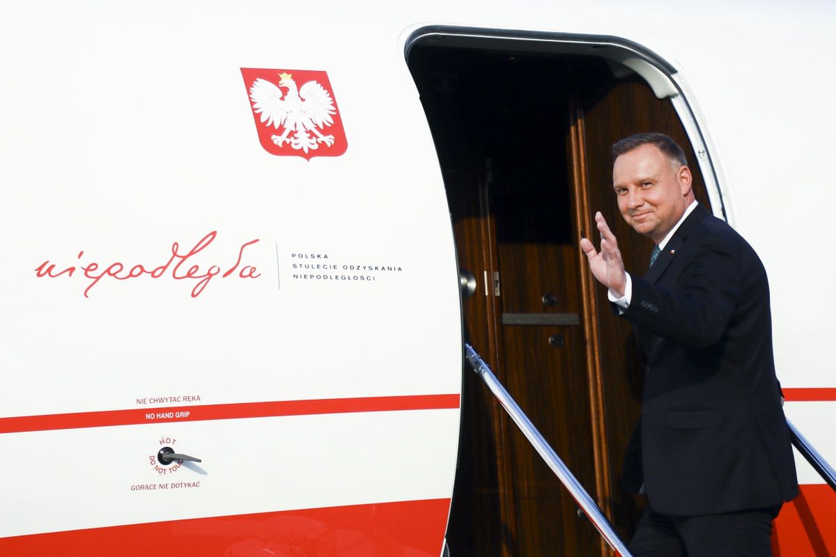 Andrzej Duda wchodzący na pokład rządowego samolotu