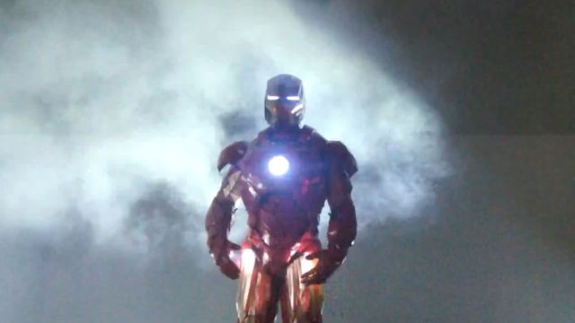 Dyrektor przyszedł w stroju Iron Mana na zakończenie roku [wideo] 1