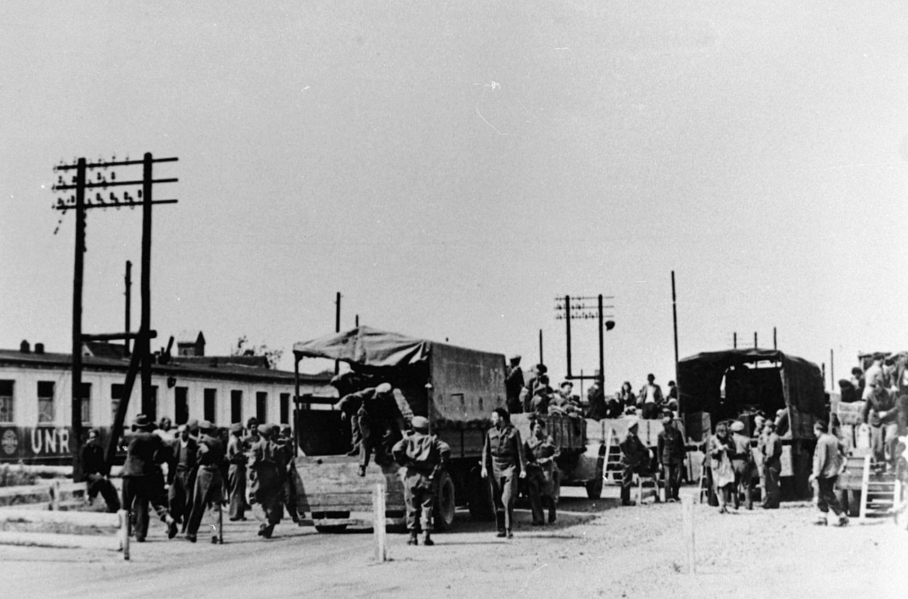 Przymusowi pracownicy zabierani do domów przez UNRRA (fot. archiwum Volkswagena)