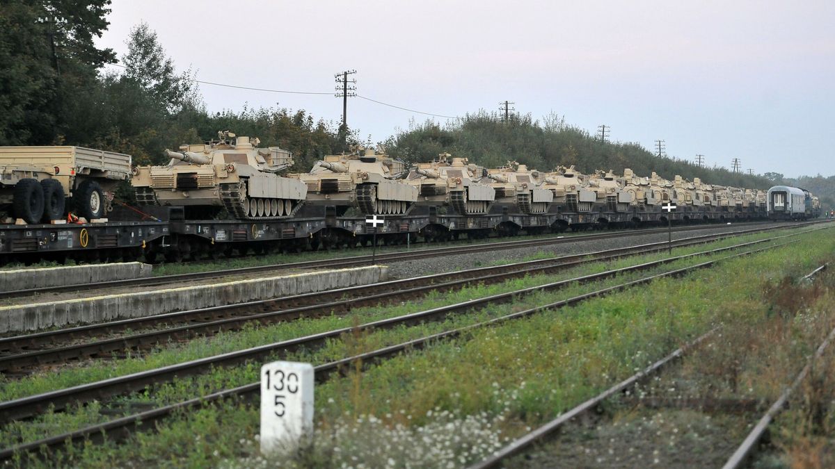 Czo?gi z Fort Hood w Teksasie w Drawsku Pomorskim
Fot. Lukasz Szelemej/East News 
Drawsko Pomorskie, 28.09.2014
18 amerykanskich czolg?w M1 Abrams i transporterow opancerzonych M2A3 Bradley dojechalo do Drawska Pomorskiego. Czolgi zosta?y wys?ane do Polski z bazy Fort Hood w Teksasie.
Lukasz Szelemej