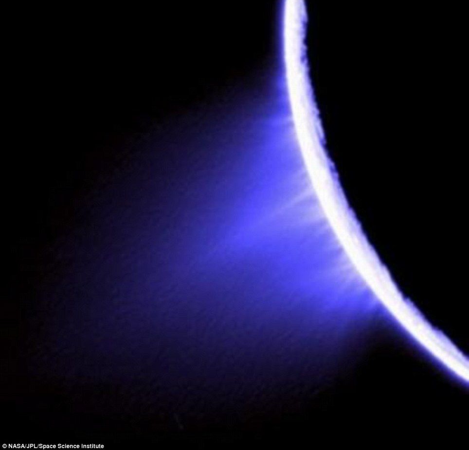 Smuga lodu wyrzucana przez Enceladusa