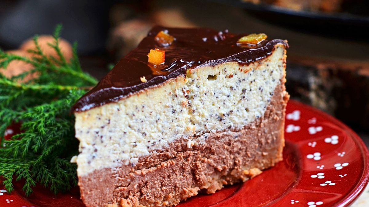 Sernikobrownie z makiem ozdabiam czekoladą i skórką z pomarańcz 