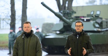 "Polska armia ma być najsilniejsza w Europie". Premier odwiedził jednostkę szkoleniową