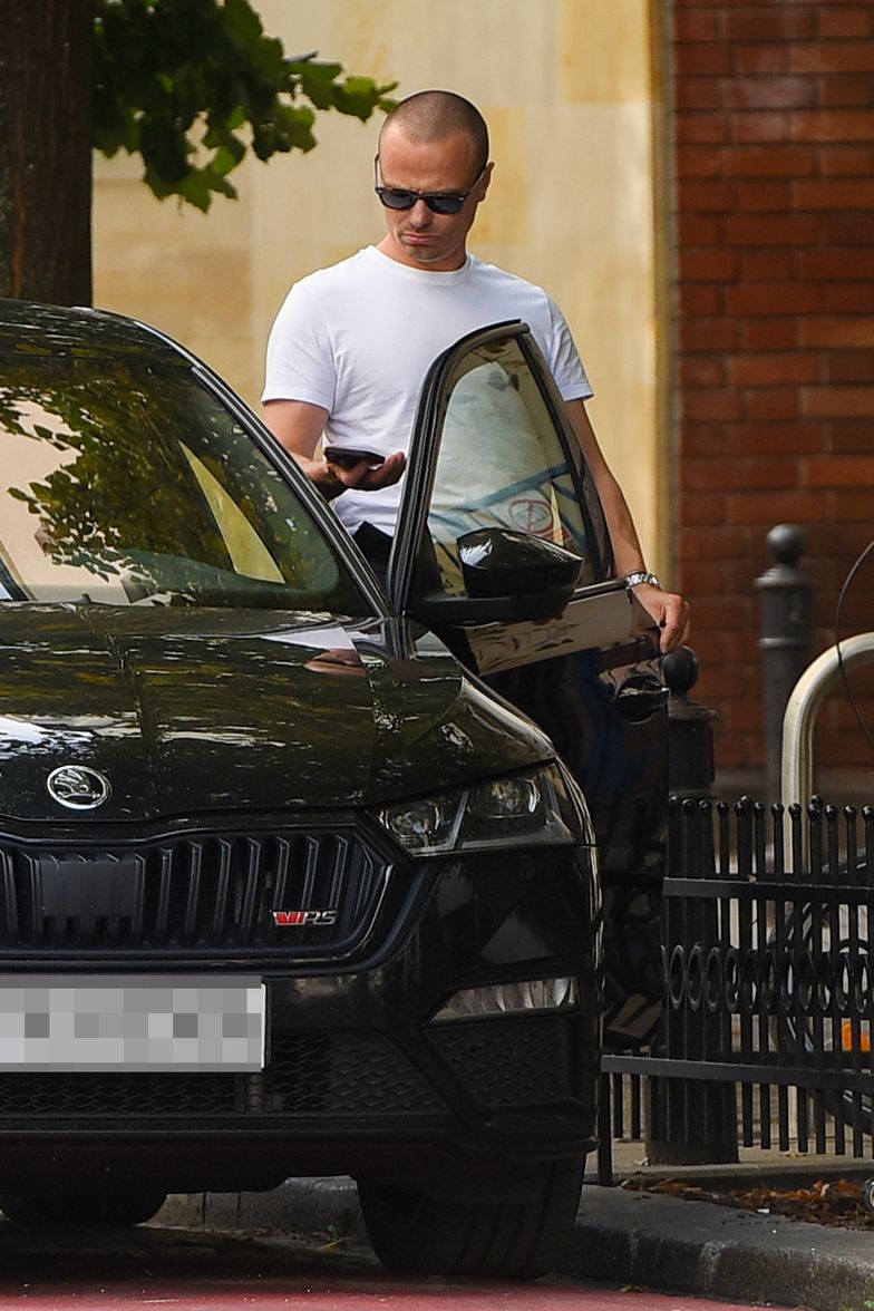 Marcin Hakiel parkuje auto na ścieżce dla rowerów i oddala się na 1,5 godziny