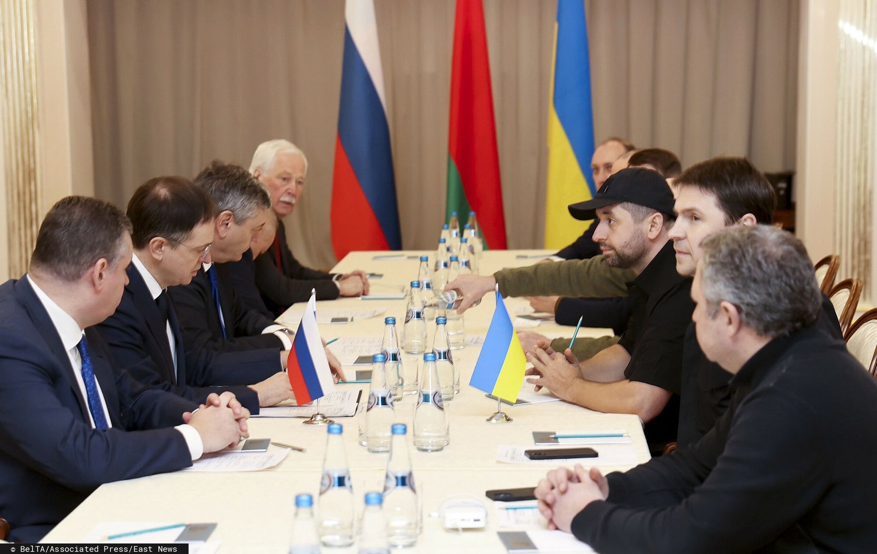 Rozmowy pokojowe Ukrainy z Rosj? w regionie GomelVladimir Medinsky, the head of the Russian delegation, second left, and Davyd Arakhamia, faction leader of the Servant of the People party in the Ukrainian Parliament, third right, attend the peace talks in the Gomel region, Belarus, Monday, Feb. 28, 2022. The Russian and Ukrainian delegations have met for their first talks today. The meeting is taking place in Gomel region on the banks of the Pripyat River, BelTA has learned. (Sergei Kholodilin/BelTA Pool Photo via AP)BelTA